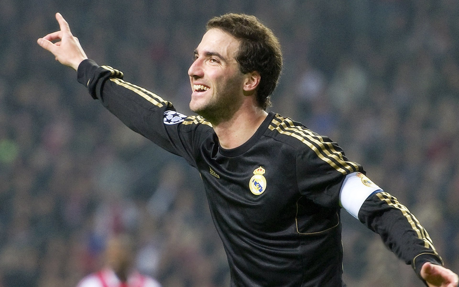 库里支持小球员参赛鼓励敢打敢拼，库里鼓励队友